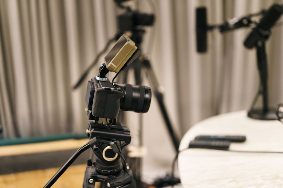 Compact wireless clip-on microphone system for video creators